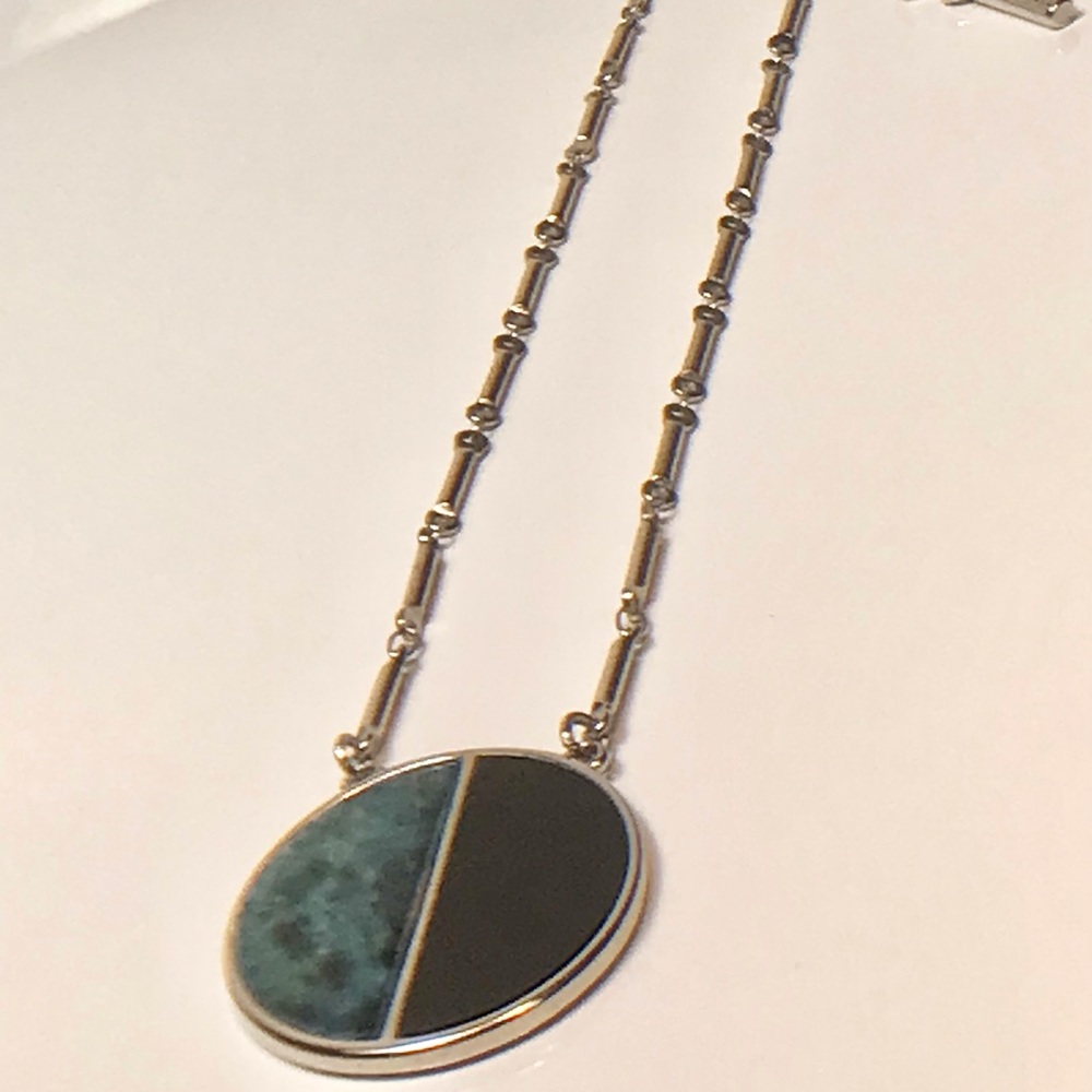 Kenneth Cole silvertone, teal, & black circle pendant necklace 17.5”-20.5”